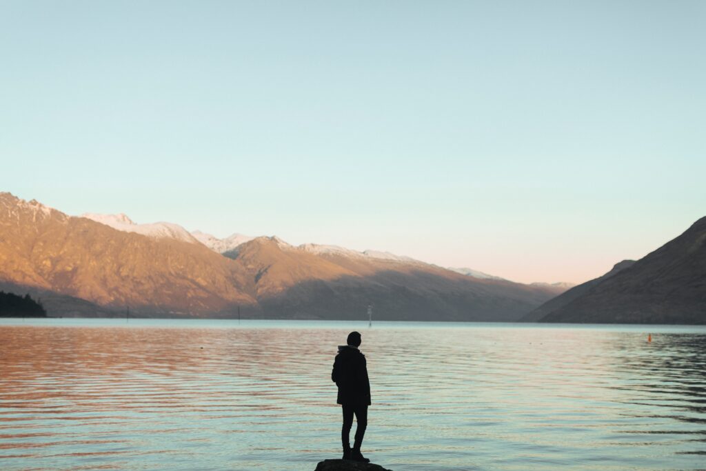 Sophrologie : Personne au bord d'un lac de montagne : Détente, sérénité, harmonie