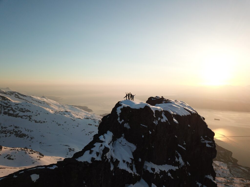 Personnes en haut d'une montagne, heureuses, arrivées au sommet